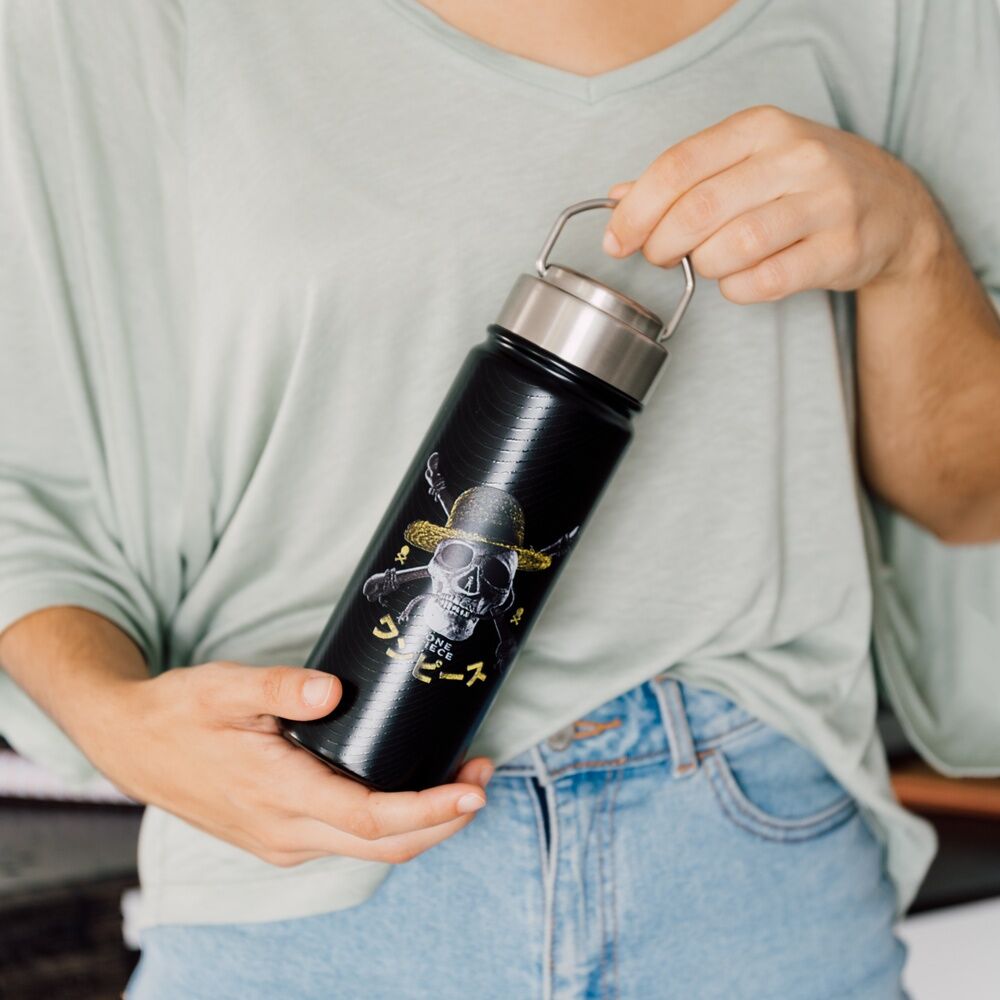 Bouteille ouverte avec le bouchon à côté, mettant en avant la qualité inox