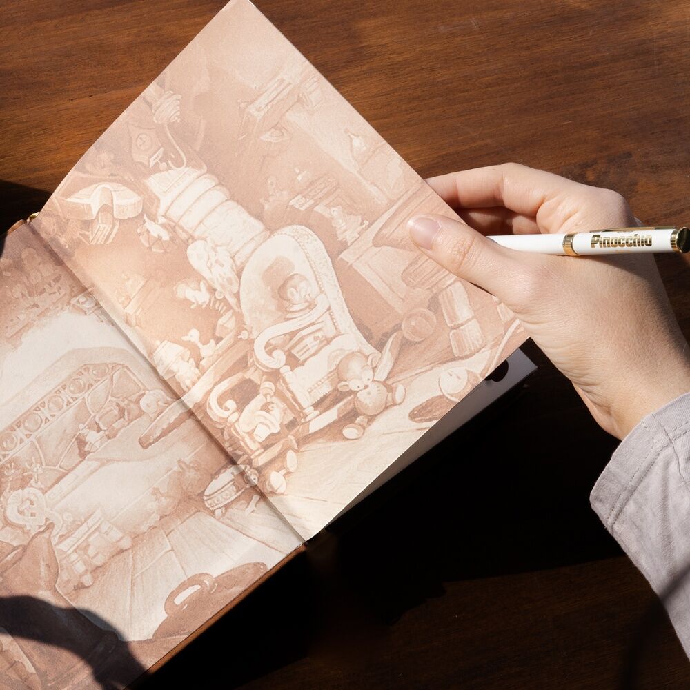 Cahier ouvert montrant les pages blanches prêtes à être utilisées pour écrire ou dessiner