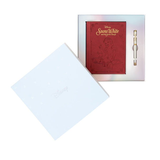 Vue rapprochée du pompon marque-page rouge attaché au cahier Blanche Neige