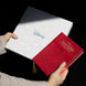 Présentation du coffret complet avec cahier, stylo et boîte sur fond blanc