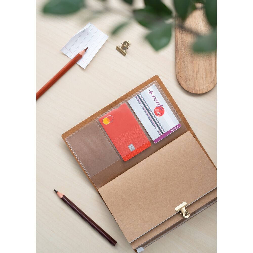 Présentation du carnet posé sur une surface avec les dimensions visibles