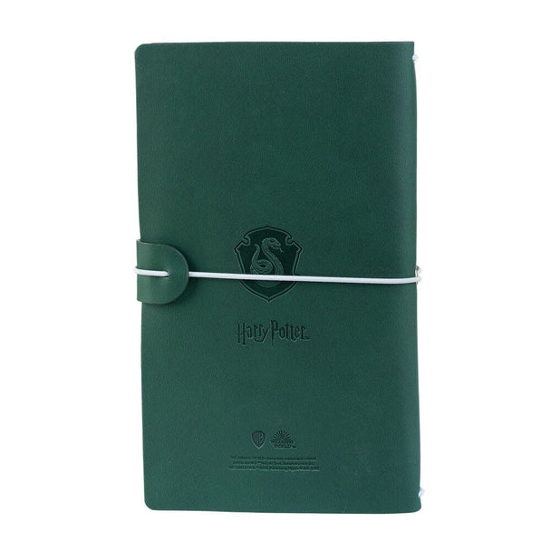 Détail du design personnalisé intérieur du carnet Harry Potter Slytherin montrant le logo de la maison