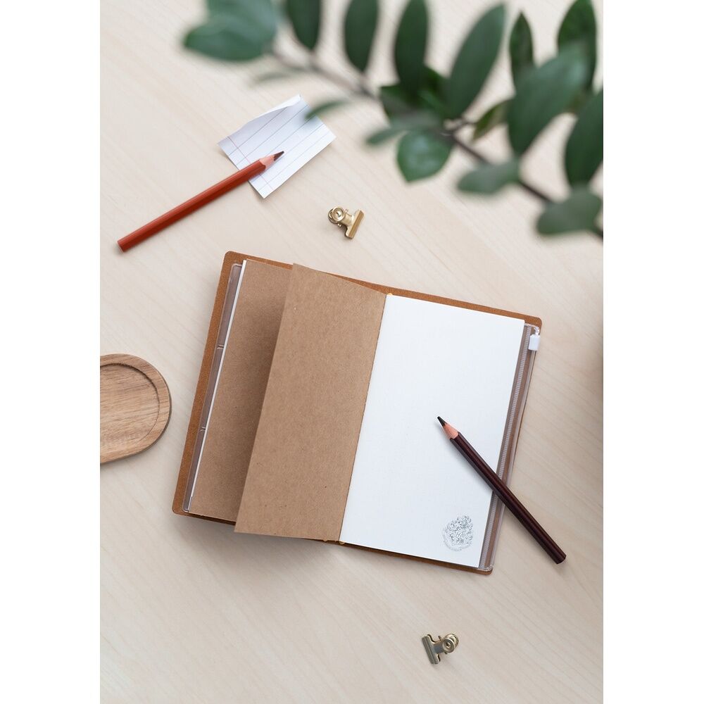 Gros plan sur la texture douce et résistante de la couverture en simili cuir du carnet