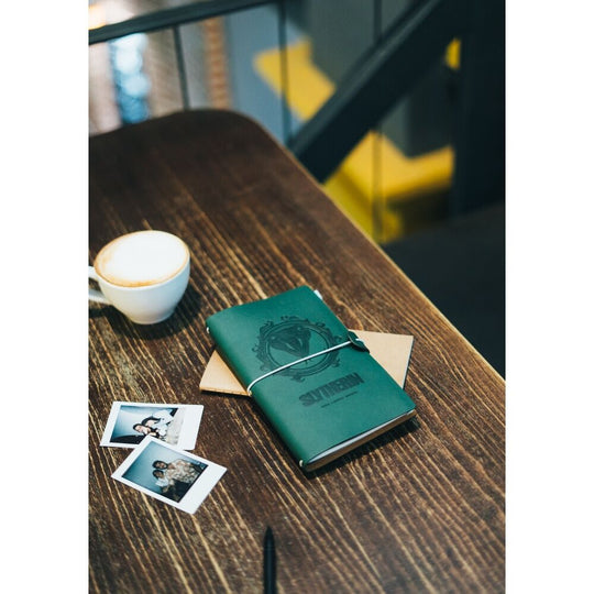 Vue ouverte du carnet montrant ses pages blanches prêtes à être utilisées pour notes ou dessins