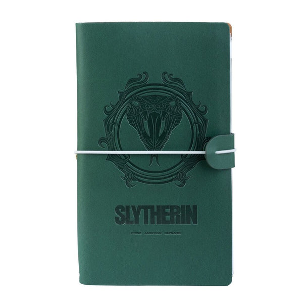 Vue de face du carnet de voyage Harry Potter Slytherin avec couverture en simili cuir vert foncé