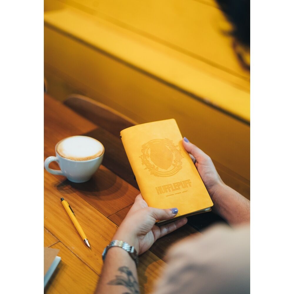 Présentation du carnet de voyage Harry Potter Hufflepuff ouvert avec pages vierges