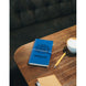 Photo du carnet posé sur une table avec une plume et encre, ambiance Harry Potter