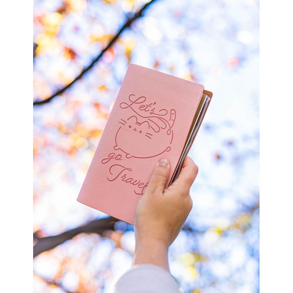 Fermeture élastique noire entourant le carnet Pusheen pour sécuriser les pages à l’intérieur