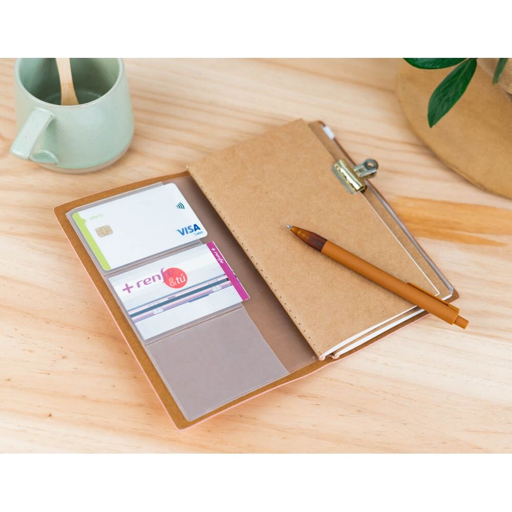 Carnet Pusheen ouvert montrant les pages blanches prêtes à être remplies de notes ou dessins