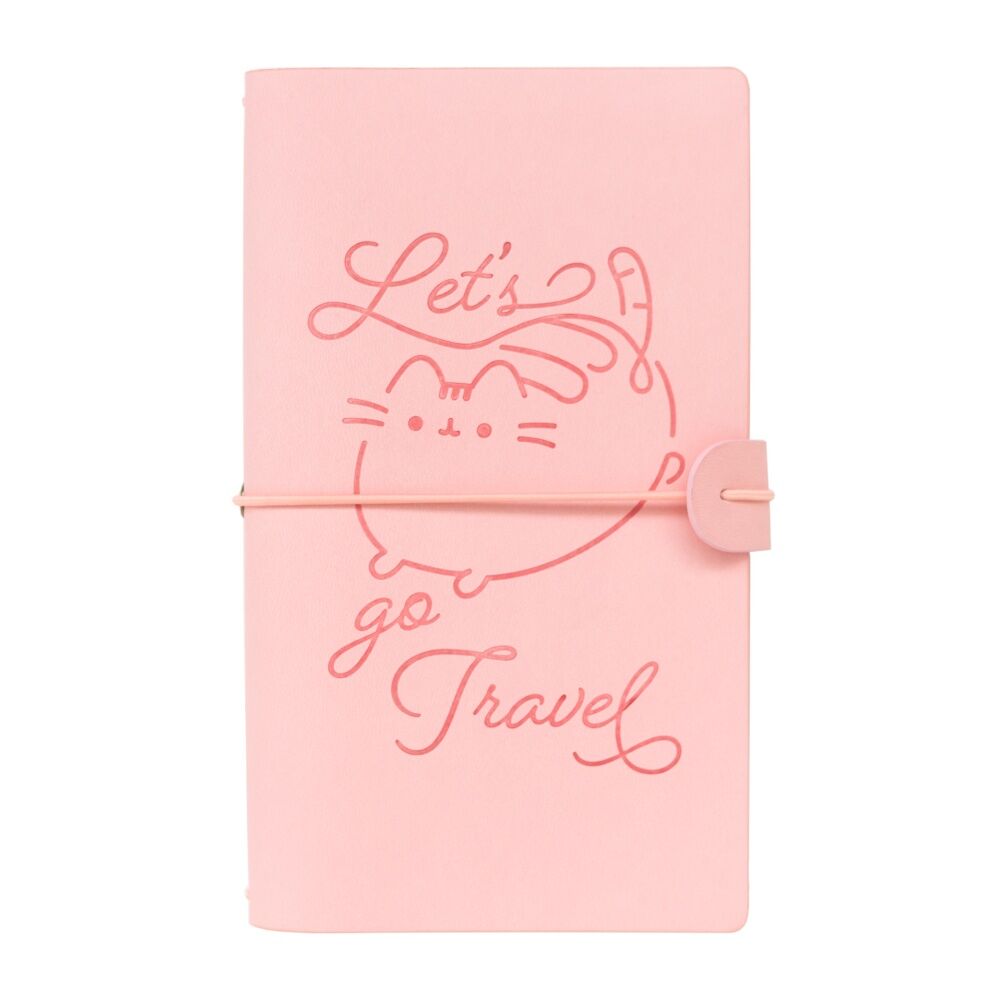 Vue rapprochée de la texture douce et souple de la couverture en simili cuir du carnet Pusheen