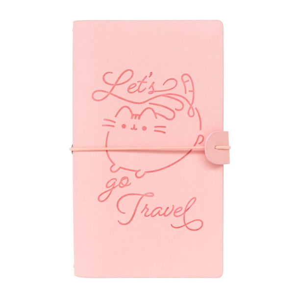 Vue rapprochée de la texture douce et souple de la couverture en simili cuir du carnet Pusheen