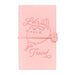 Vue rapprochée de la texture douce et souple de la couverture en simili cuir du carnet Pusheen