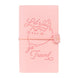 Vue rapprochée de la texture douce et souple de la couverture en simili cuir du carnet Pusheen