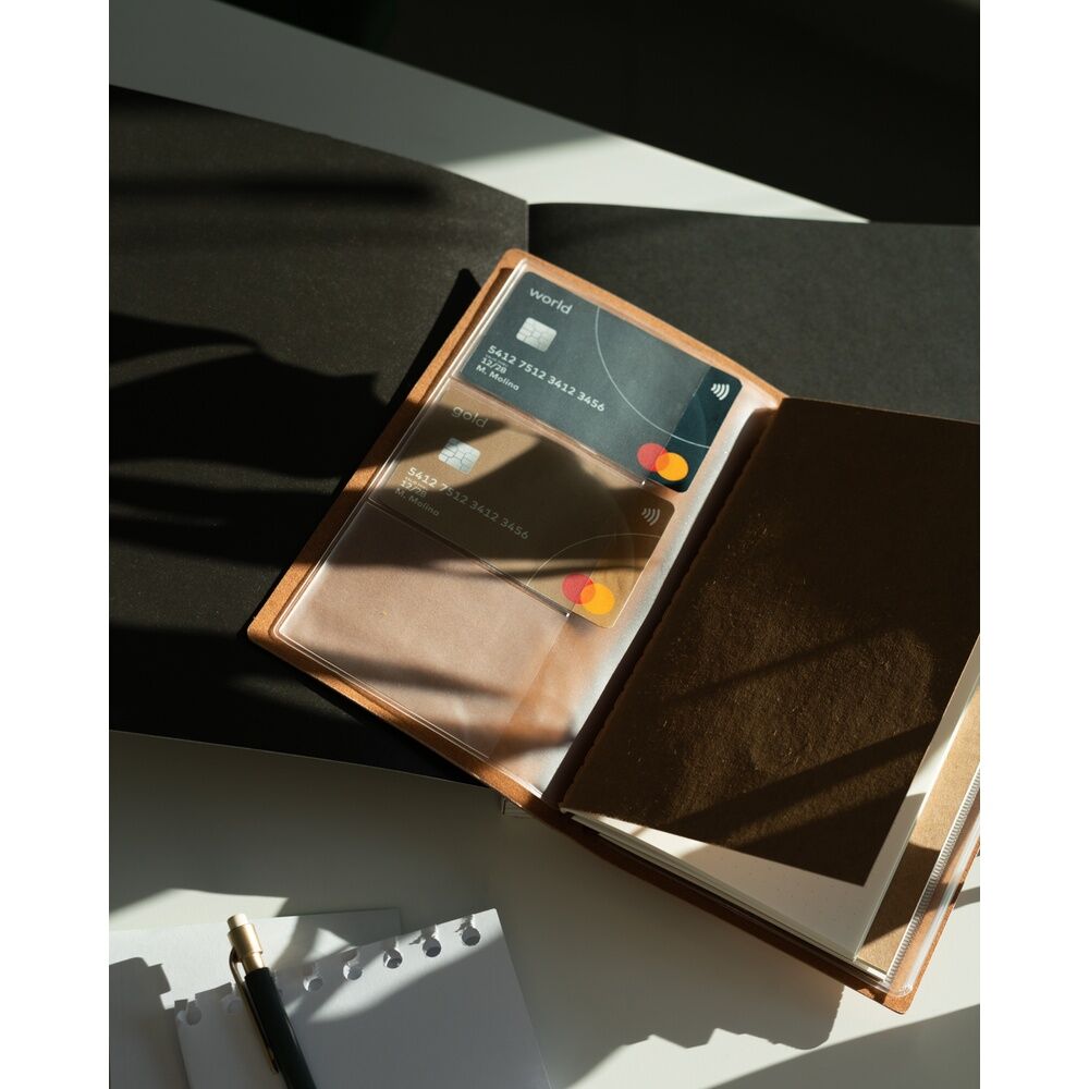 Espace intérieur arrière du carnet avec poche pour ranger cartes et petits documents