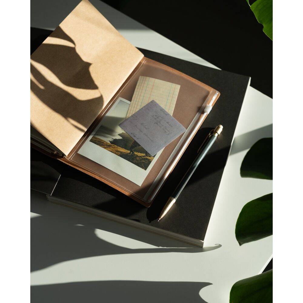 Vue du carnet ouvert montrant la disposition des carnets rechargeables et pochettes