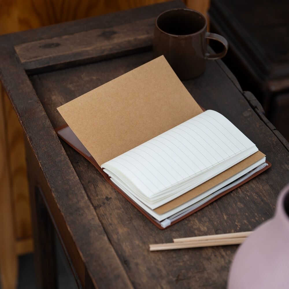 Intérieur du carnet montrant deux cahiers rechargeables avec pages bullet et lignées