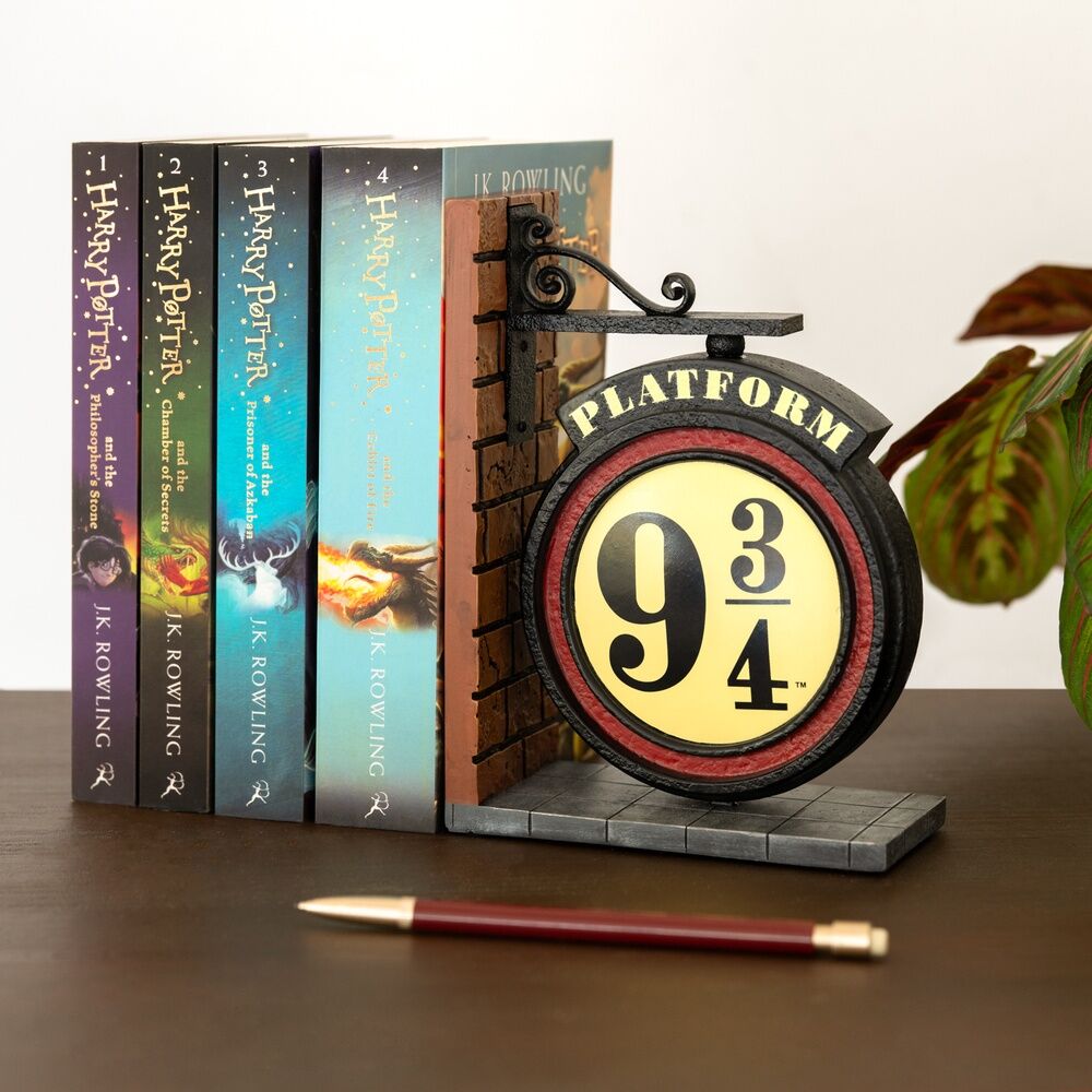 Vue latérale du serre-livres Harry Potter montrant la texture en résine et la taille compacte.