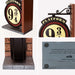 Serre-livres Harry Potter Platform 9 3/4 placé sur une étagère avec livres pour illustration.