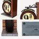 Serre-livres Harry Potter Platform 9 3/4 placé sur une étagère avec livres pour illustration.
