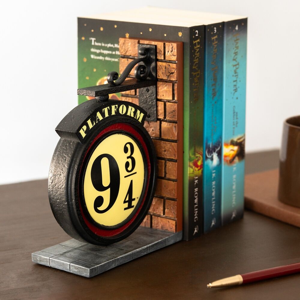 Photo rapprochée du logo Platform 9 3/4 peint à la main sur le serre-livres Harry Potter.