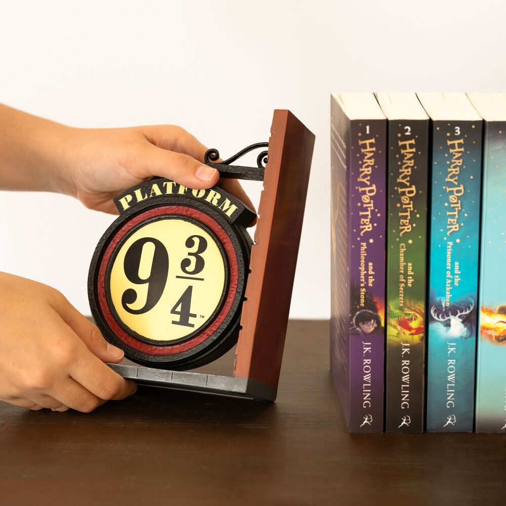 Serre-livres Harry Potter Platform 9 3/4 dans un décor de bureau avec accessoires magiques.