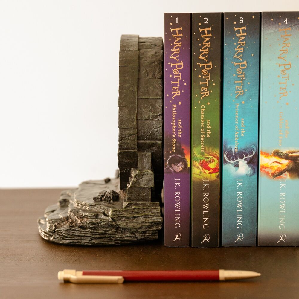Serre-livres Harry Potter Chambre des Secrets positionné sur une étagère avec livres