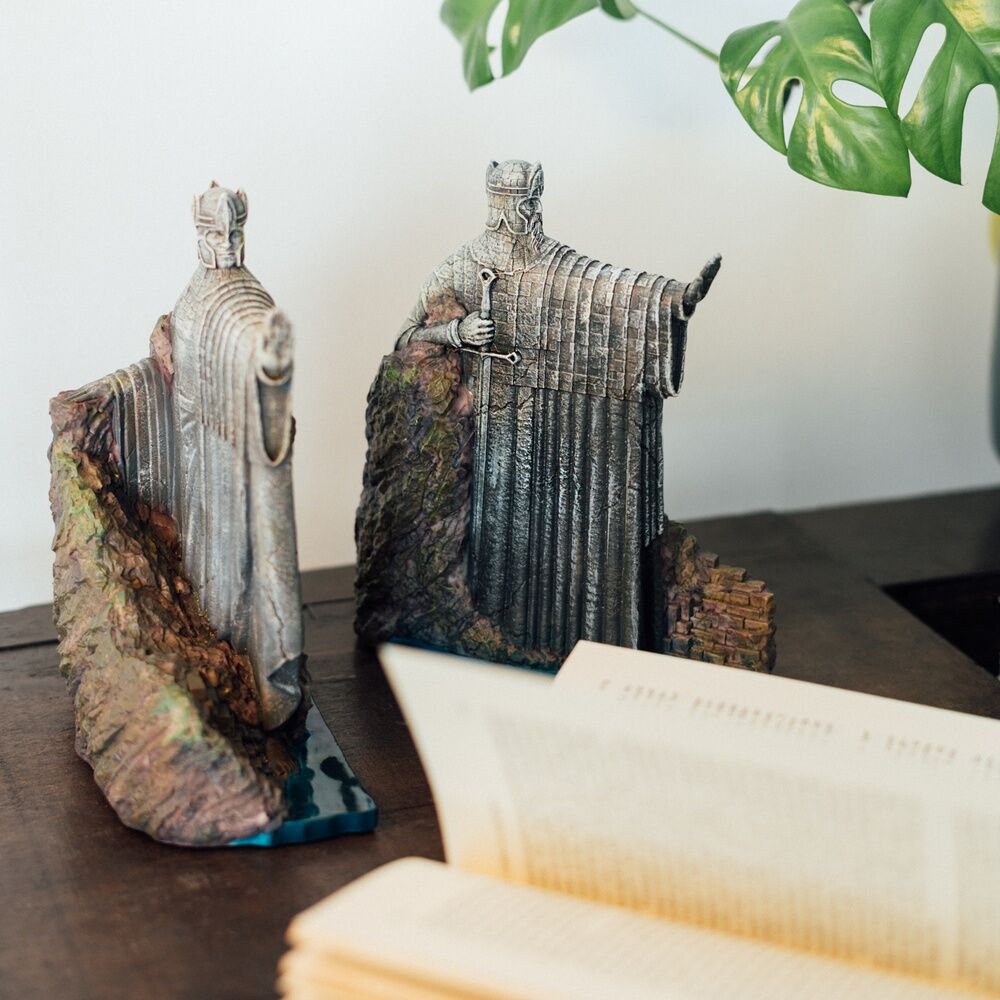 Serre-livres Argonath utilisés pour maintenir des livres fantasy sur une bibliothèque