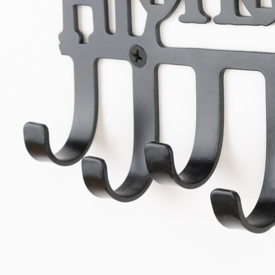 Image du porte-clés fixé sur un mur, illustrant son usage pratique et décoratif