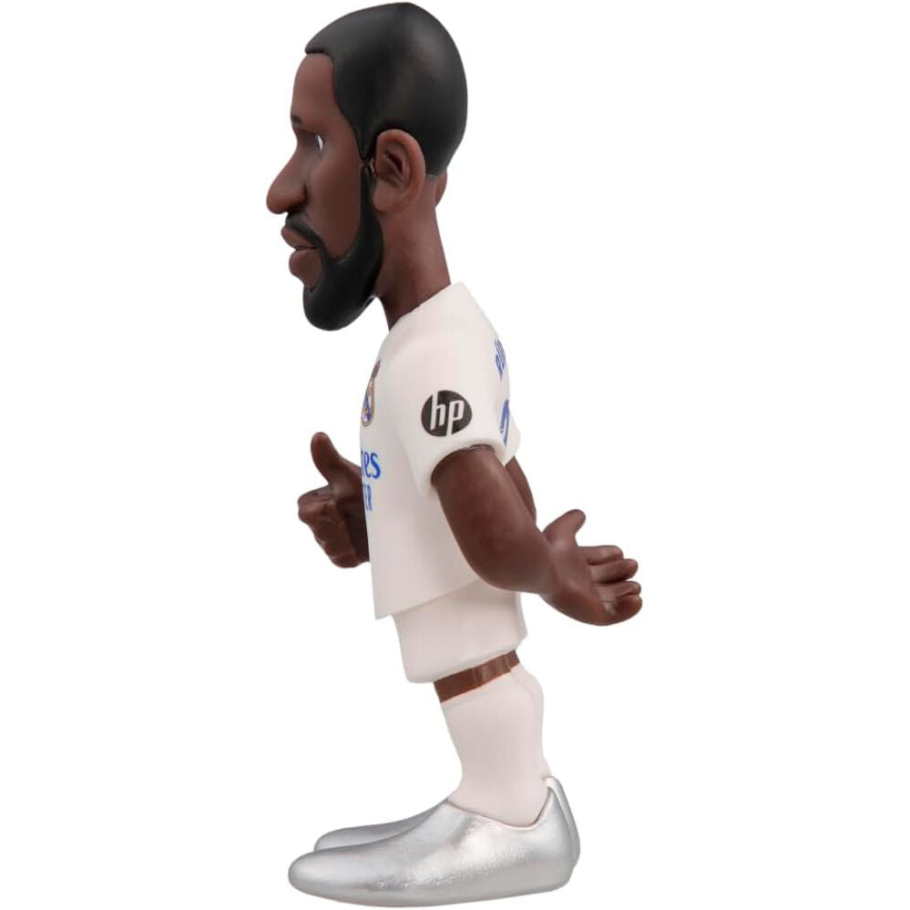 Gros plan sur le visage expressif de la figurine Antonio Rudiger Real Madrid MINIX
