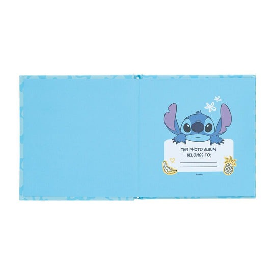 Illustration de Stitch souriant sur la page intérieure de l'album photo
