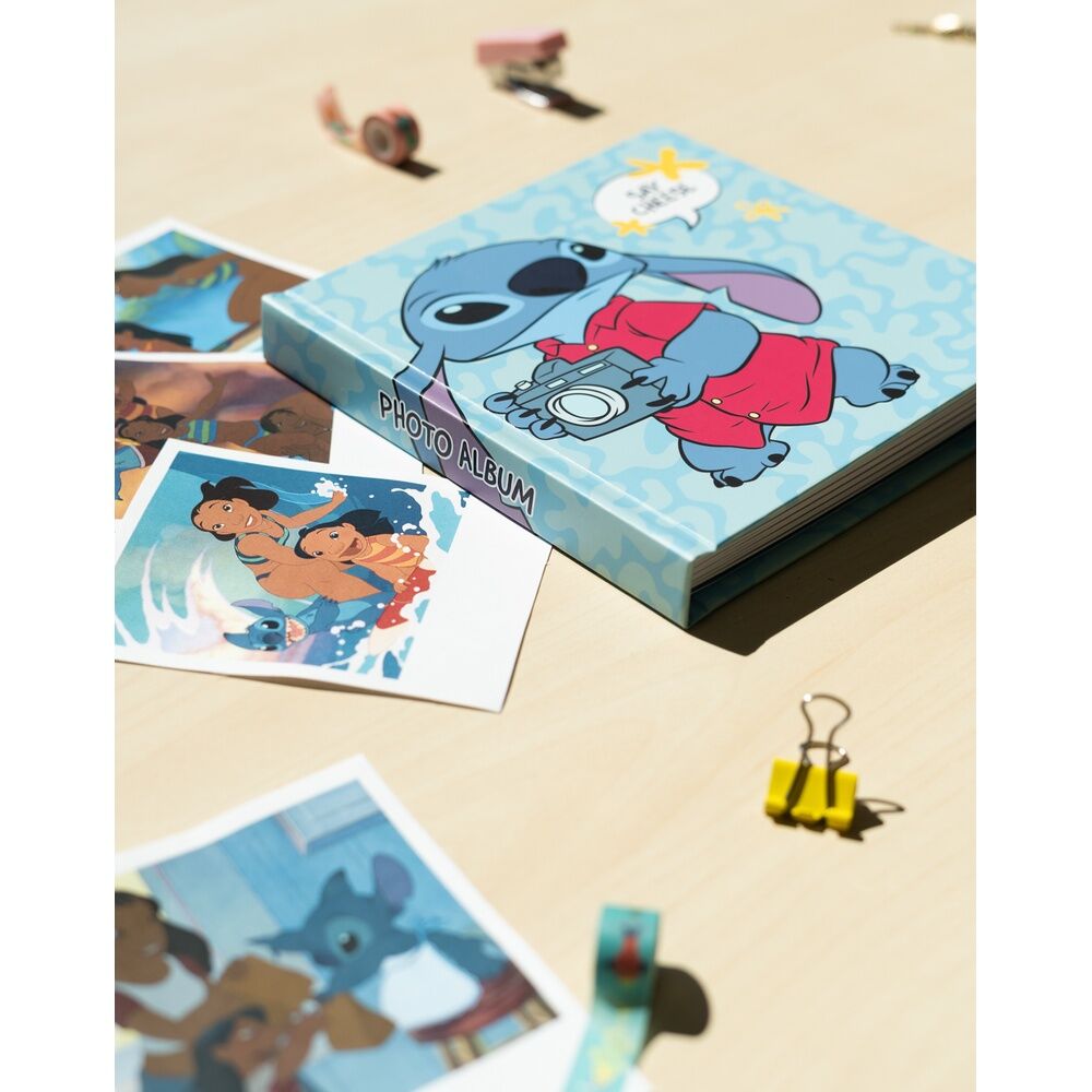 Présentation de l'album photo posé sur une table avec accessoires de scrapbooking
