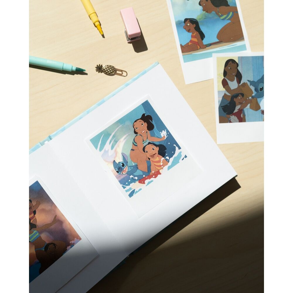 Zoom sur la texture et la qualité du papier utilisé dans l'album photo Disney Stitch