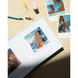 Zoom sur la texture et la qualité du papier utilisé dans l'album photo Disney Stitch