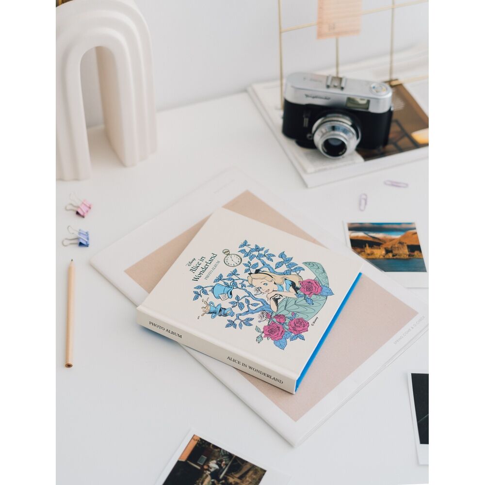 Vue rapprochée des pages blanches autocollantes avec photos collées dessus