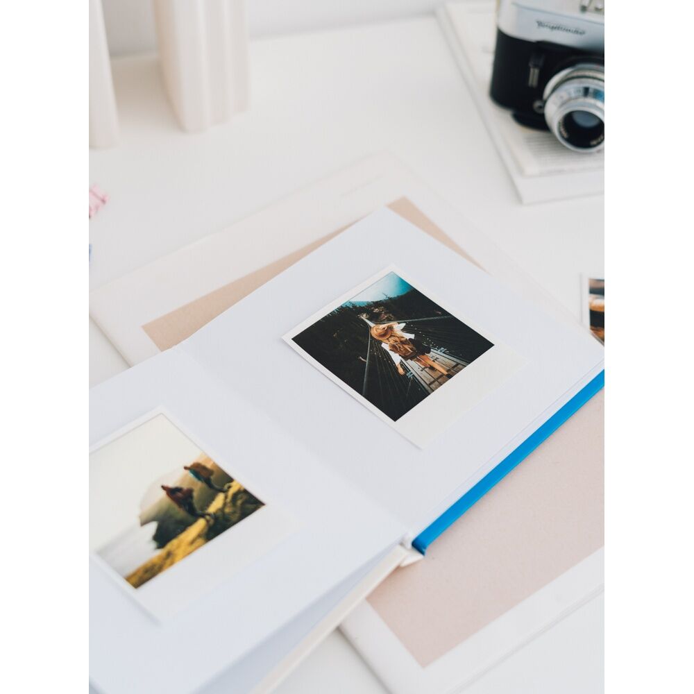 Image montrant l'épaisseur de l'album avec ses 24 pages autocollantes
