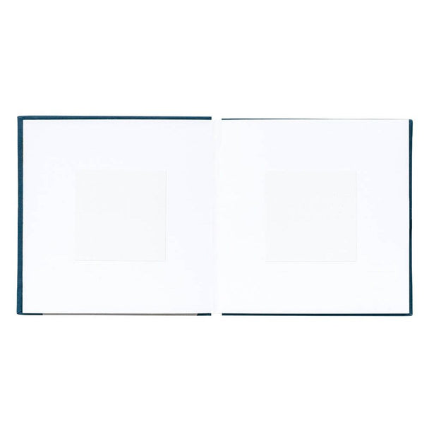 Page intérieure de l'album montrant les espaces autocollants pour photos