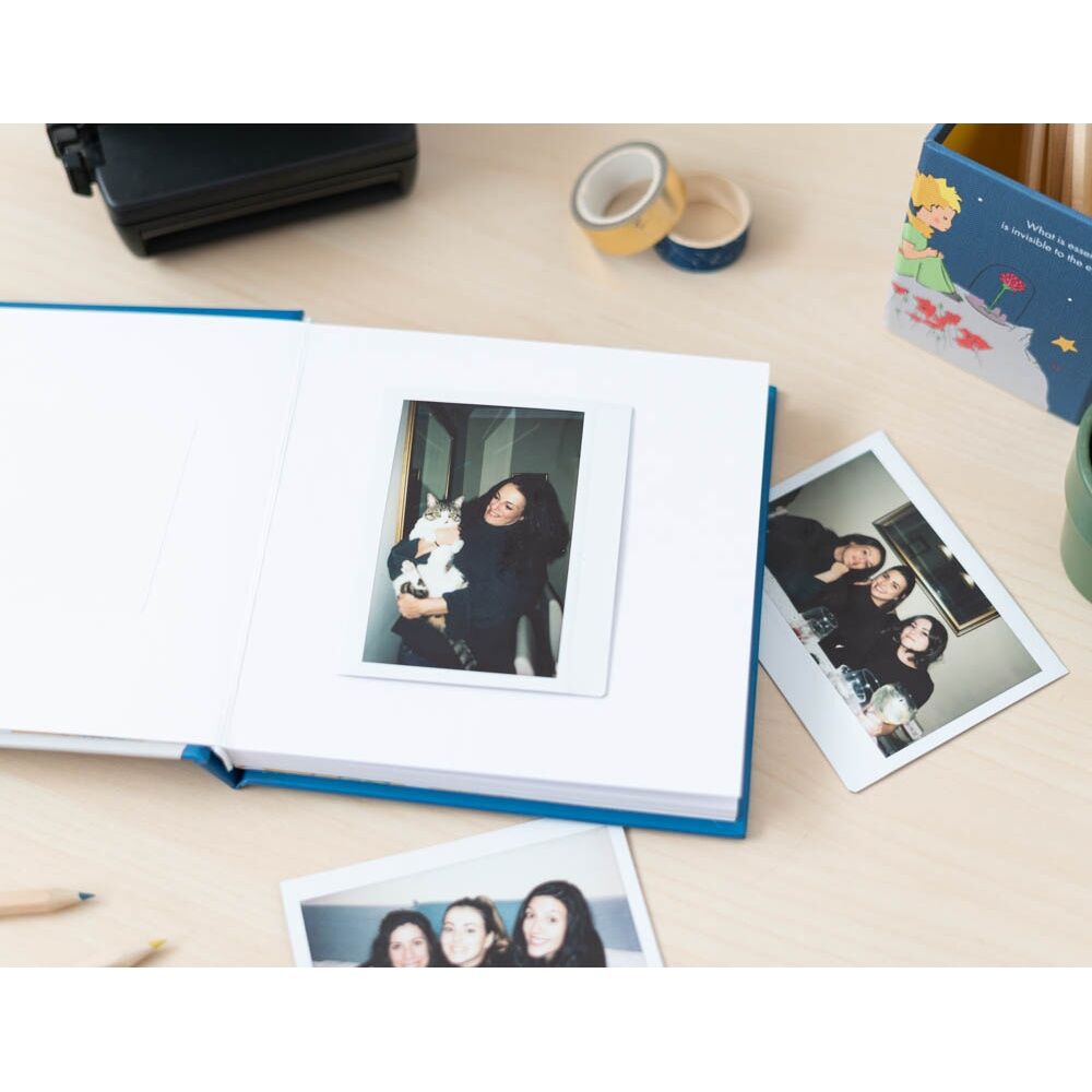Ensemble complet de l'album ouvert avec plusieurs photos collées sur les pages