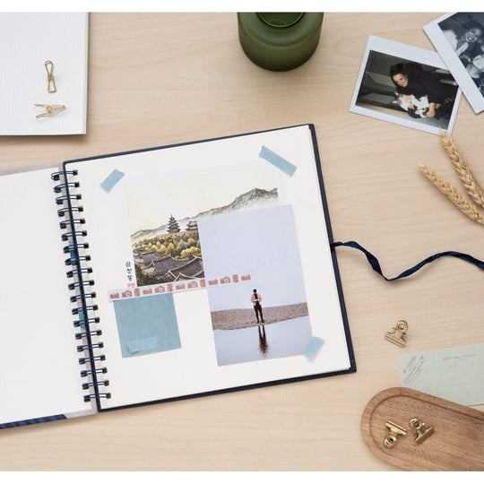 Présentation de l'album ouvert avec plusieurs pages visibles et prêtes à être personnalisées