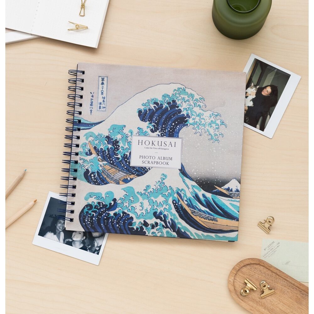 Photo de l'album posé sur une table avec des accessoires de scrapbooking autour