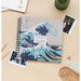 Photo de l'album posé sur une table avec des accessoires de scrapbooking autour