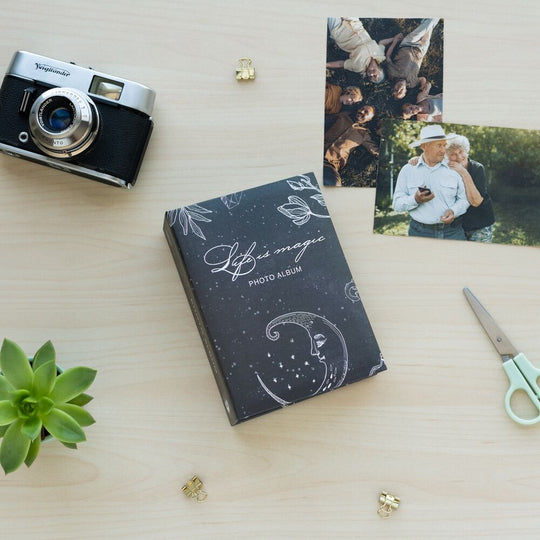 Album photo Life is Magic ouvert avec plusieurs photos insérées