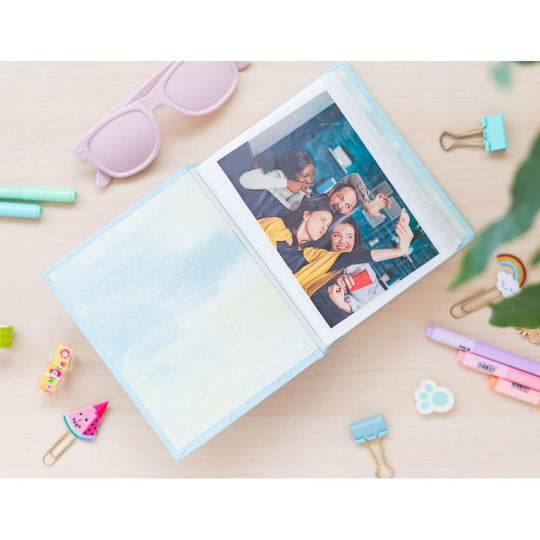 Présentation de l'album photo Disney Stitch posé sur une table avec décorations Disney