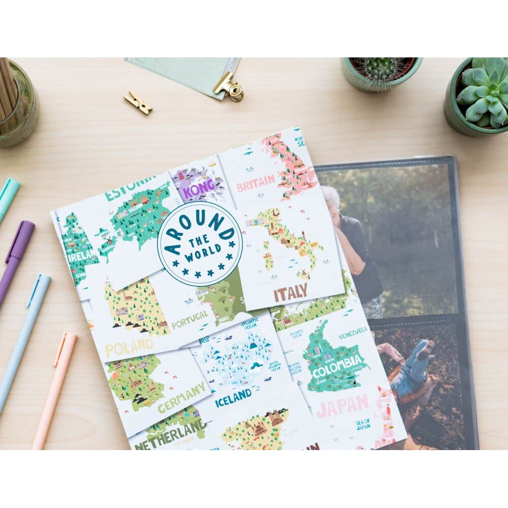 Album photo Around The World ouvert sur une table en bois avec des photos de voyage