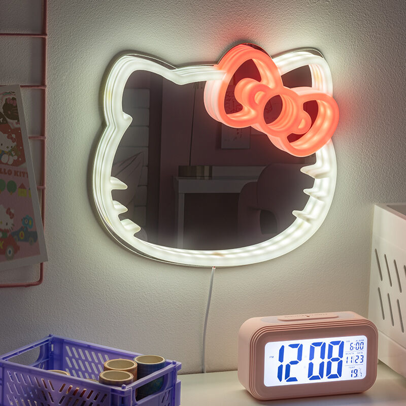 Vue de côté du miroir néon Hello Kitty montrant son cadre lumineux LED et ses dimensions compactes