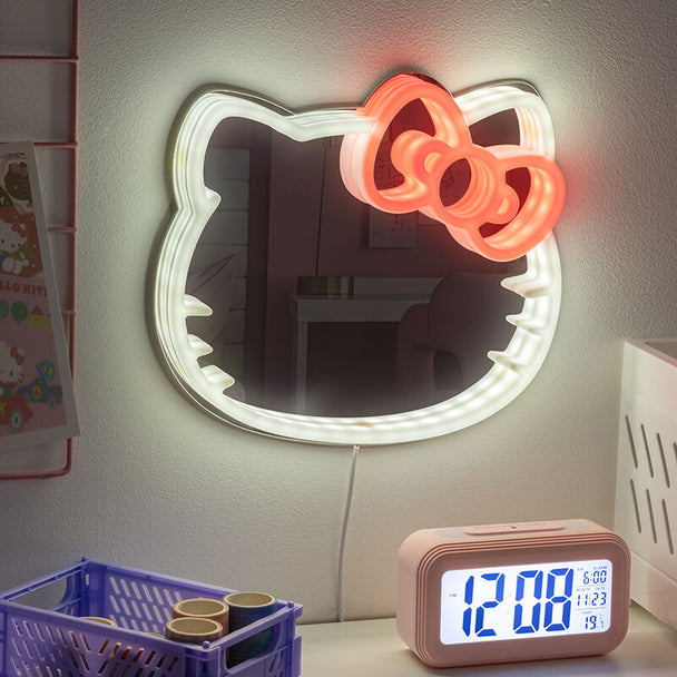 Vue de côté du miroir néon Hello Kitty montrant son cadre lumineux LED et ses dimensions compactes