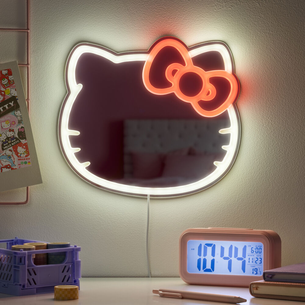 Installation du miroir néon LED Hello Kitty dans une chambre moderne avec décoration colorée