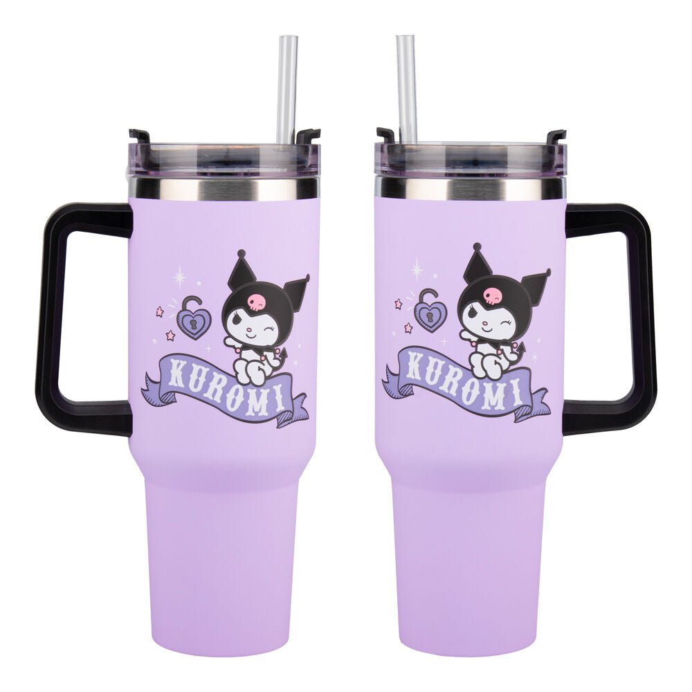 Gourde Hello Kitty Kuromi posée sur une table avec accessoires de voyage