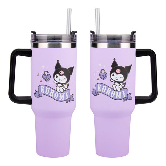 Gourde Hello Kitty Kuromi posée sur une table avec accessoires de voyage