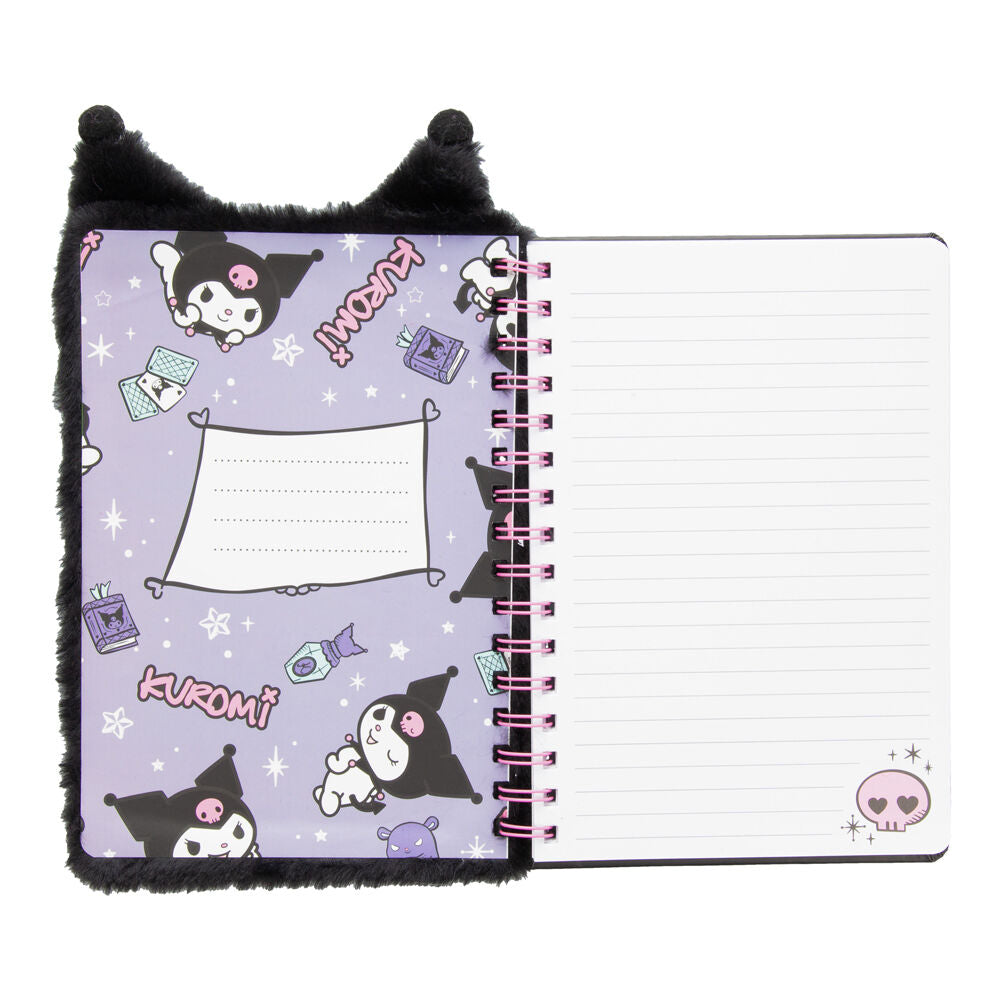 Présentation du cahier A5 fluffy Hello Kitty Kuromi posé sur un bureau avec accessoires d’écriture