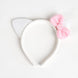 Ensemble complet Hello Kitty avec serre-tête et tutu porté par une enfant souriante